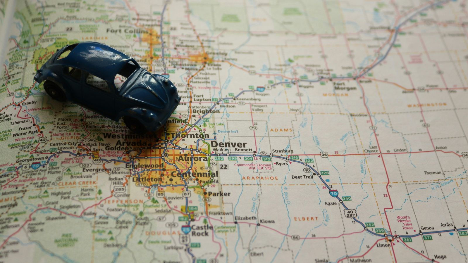 Petite voiture posée sur une carte routière
